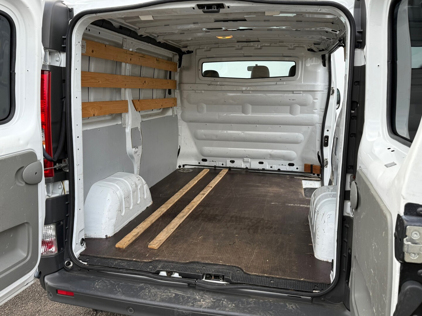 Opel-Vivaro-13